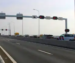 Automobilist ramt afsluitboom Haringvlietbrug