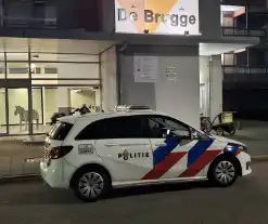 Veel politie bij flat De Brugge aanwezig