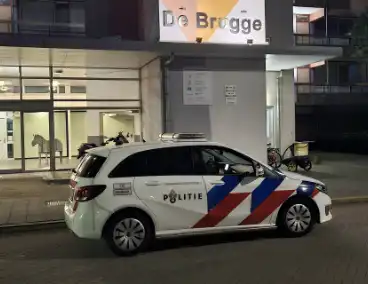 Veel politie bij flat De Brugge aanwezig