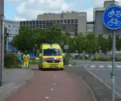 Fietser loopt gebogen voorwiel op