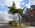 Brandweer blust brand in bouwcontainer