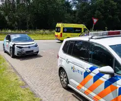 Scooter en taxi botsen bij kliniek