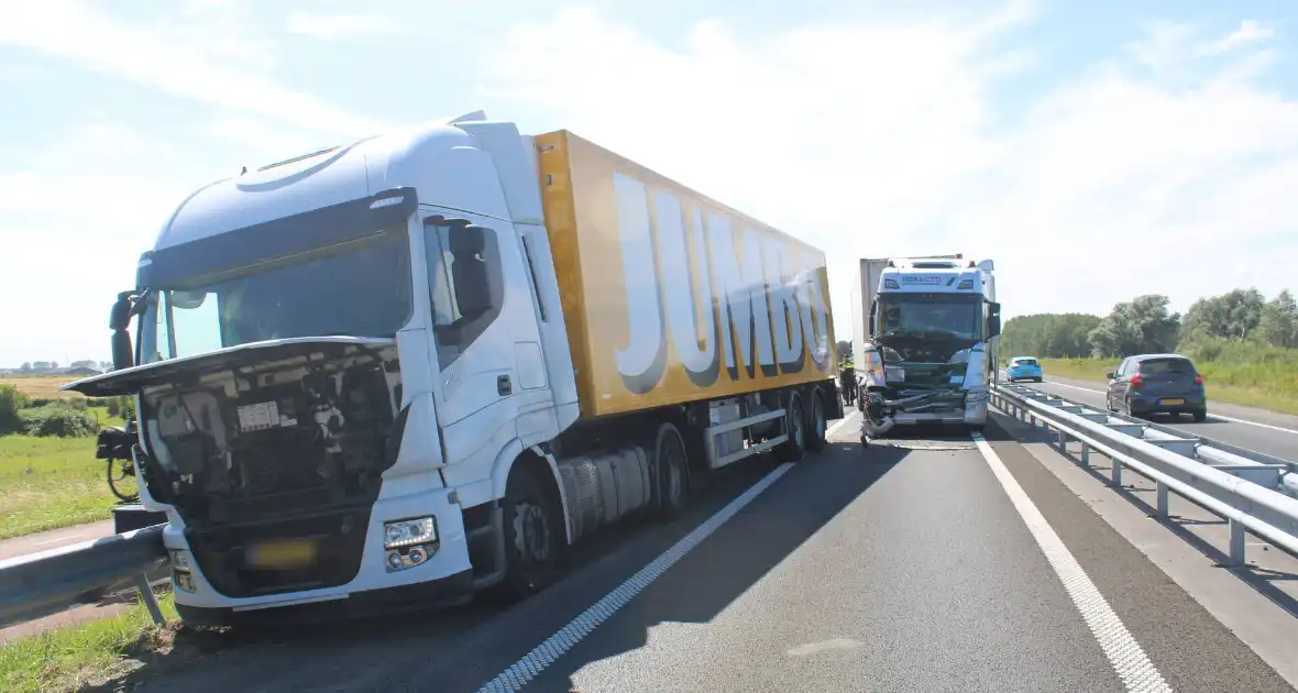 Flinke schade na botsing tussen twee vrachtwagens