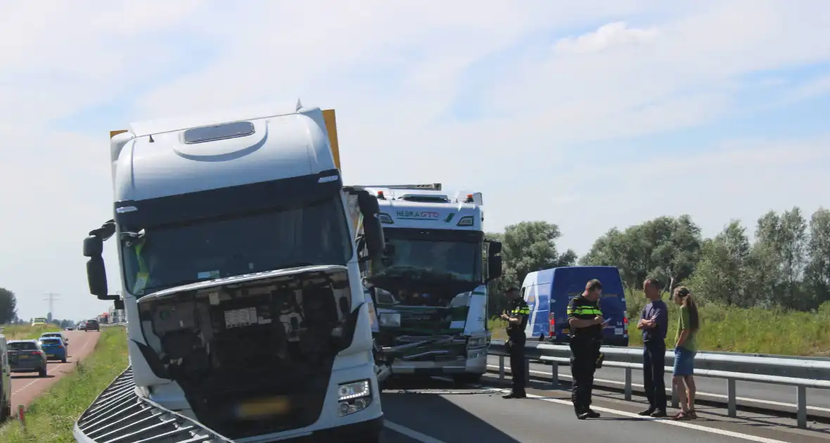 Flinke schade na botsing tussen twee vrachtwagens - Foto 1