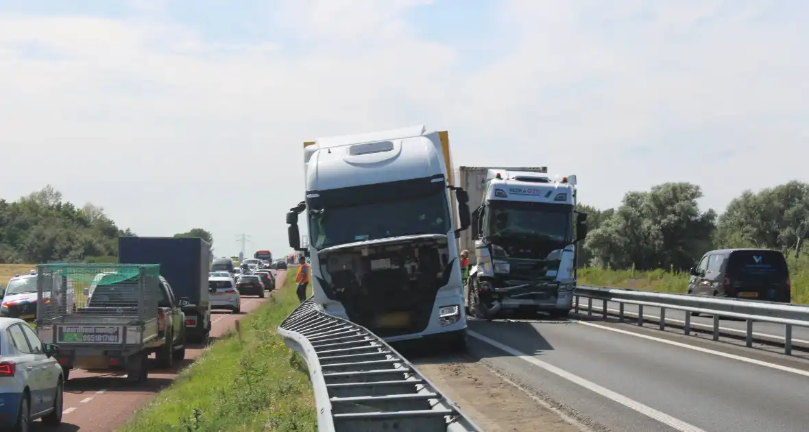Flinke schade na botsing tussen twee vrachtwagens - Foto 10