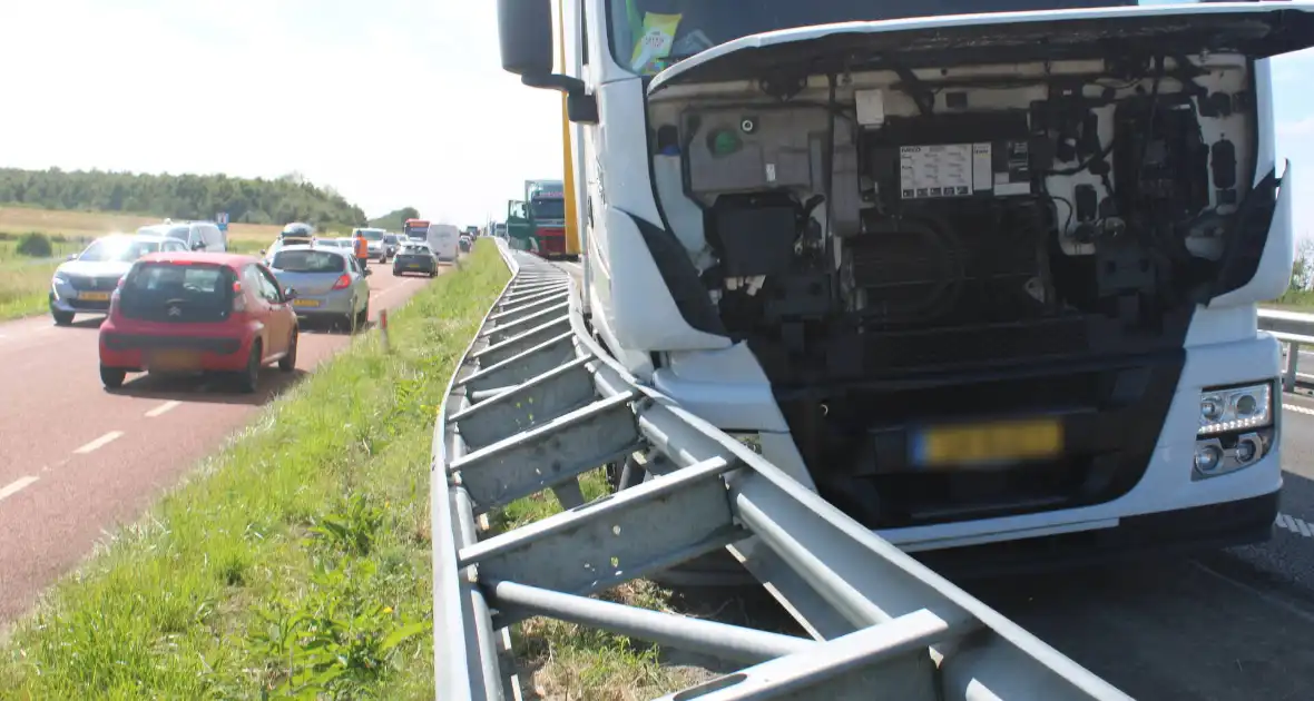 Flinke schade na botsing tussen twee vrachtwagens - Foto 11