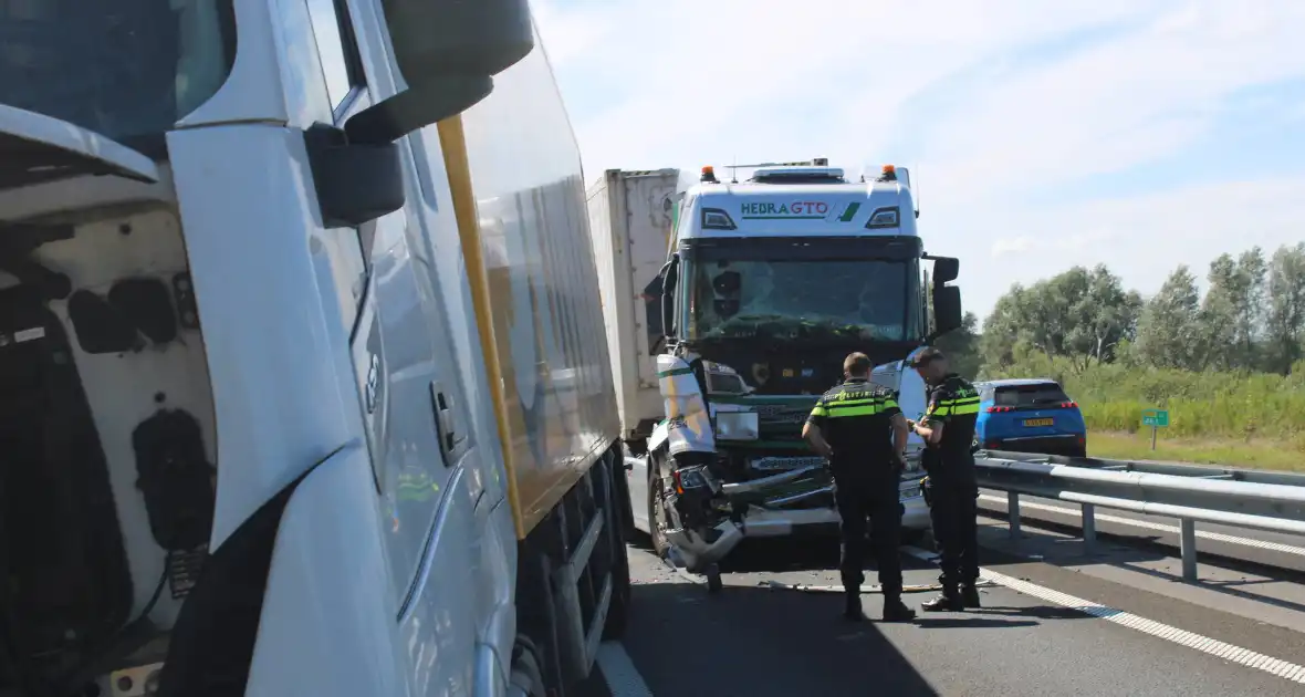 Flinke schade na botsing tussen twee vrachtwagens - Foto 2