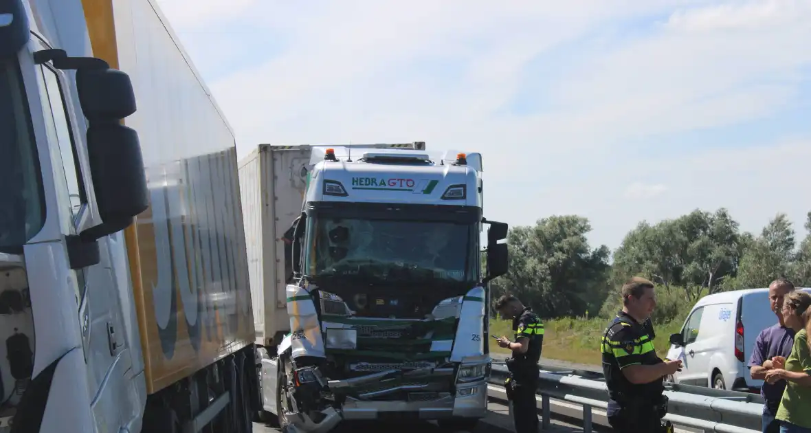 Flinke schade na botsing tussen twee vrachtwagens - Foto 3