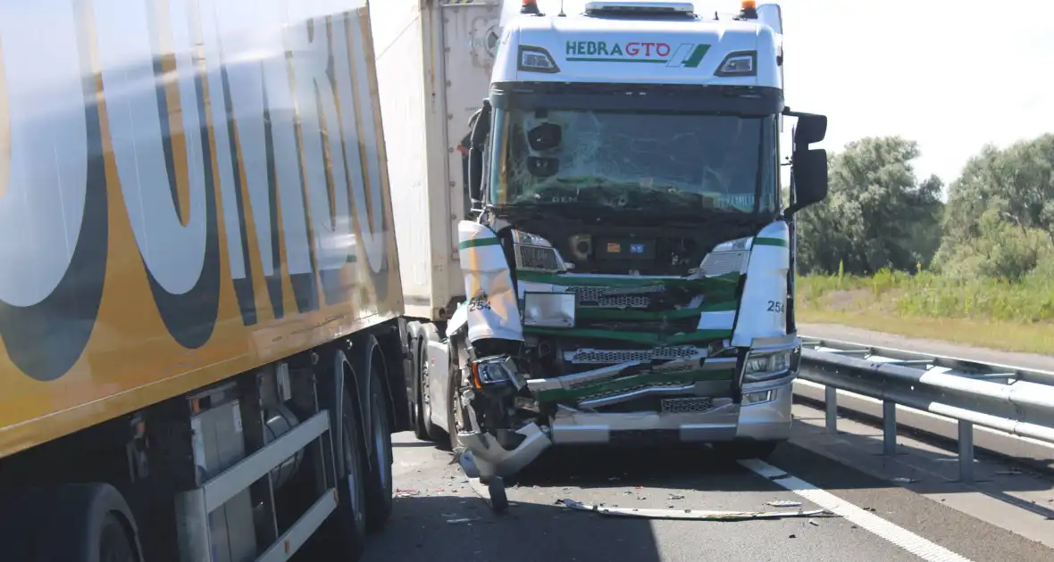 Flinke schade na botsing tussen twee vrachtwagens - Foto 4