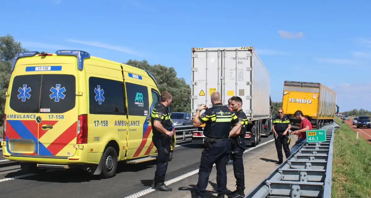 Flinke schade na botsing tussen twee vrachtwagens - Foto 5