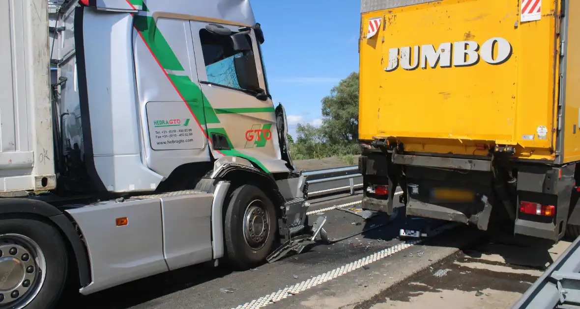 Flinke schade na botsing tussen twee vrachtwagens - Foto 8