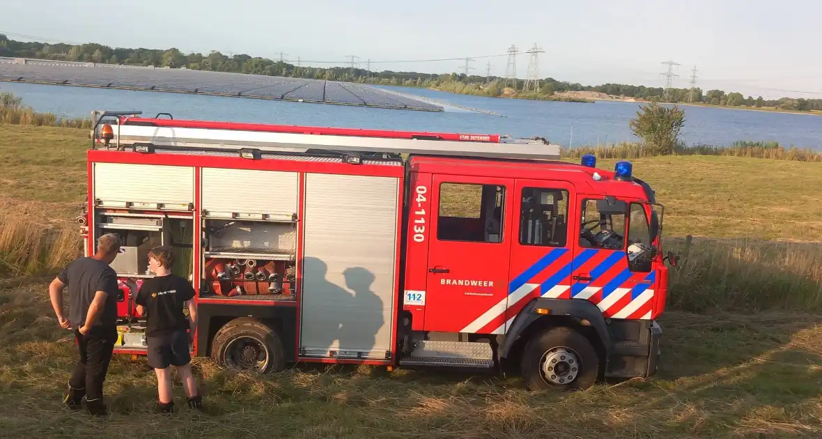 Brandweerwagen rijdt zich vast in berm