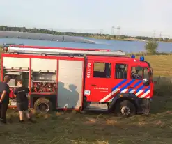 Brandweerwagen rijdt zich vast in berm