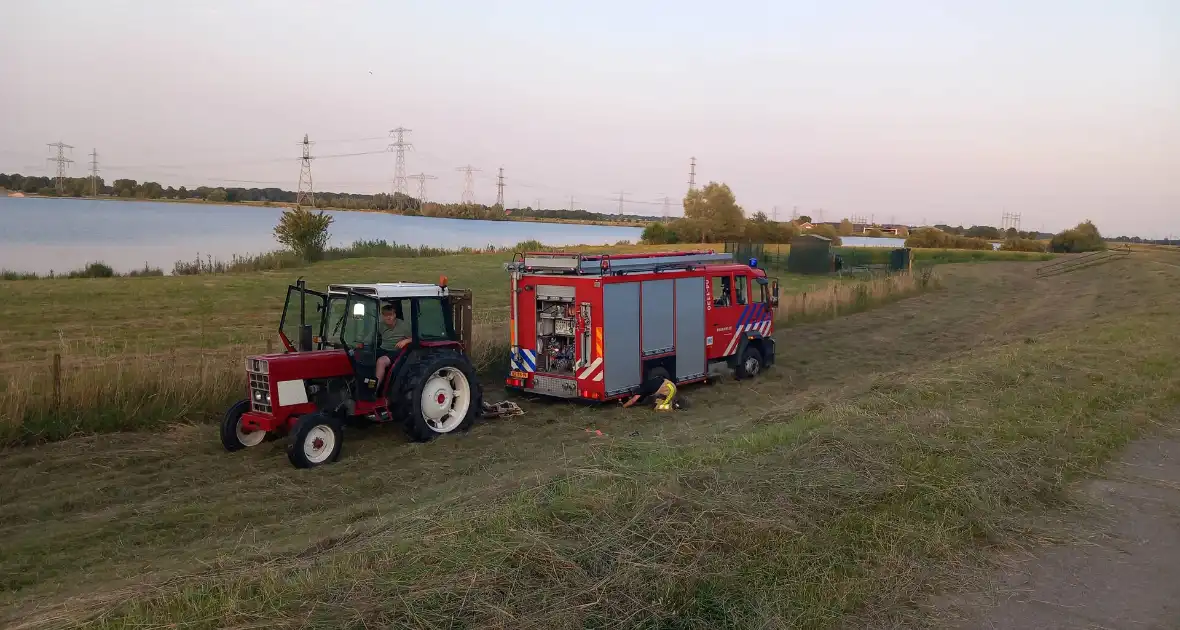 Brandweerwagen rijdt zich vast in berm - Foto 1