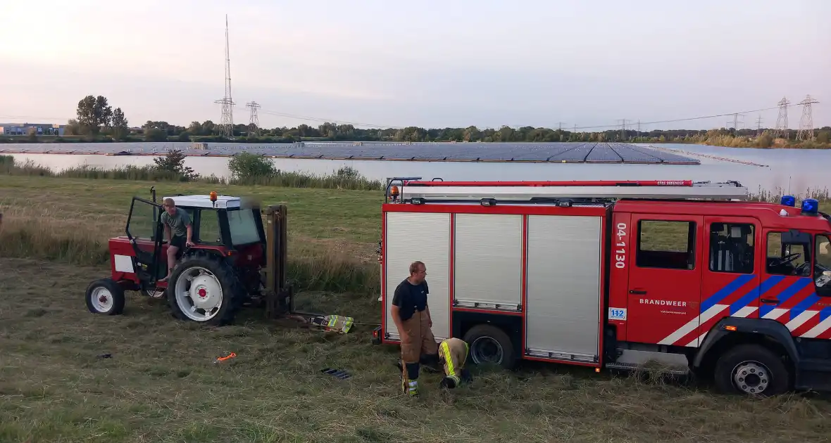 Brandweerwagen rijdt zich vast in berm - Foto 2