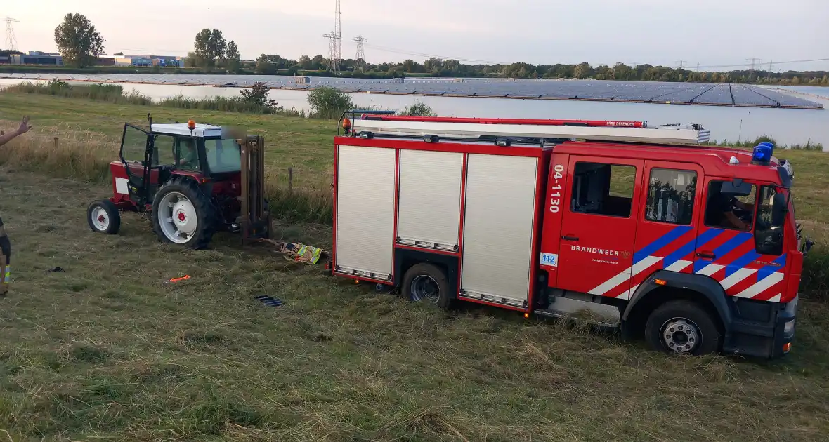 Brandweerwagen rijdt zich vast in berm - Foto 3