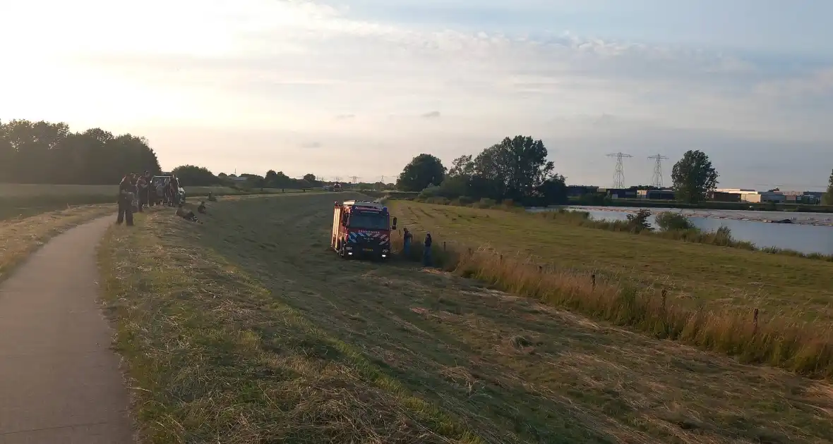 Brandweerwagen rijdt zich vast in berm - Foto 4