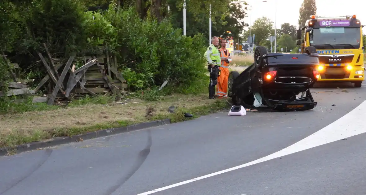 Bestuurder gewond nadat auto op kop belandt bij crash