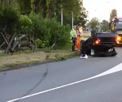 Bestuurder gewond nadat auto op kop belandt bij crash