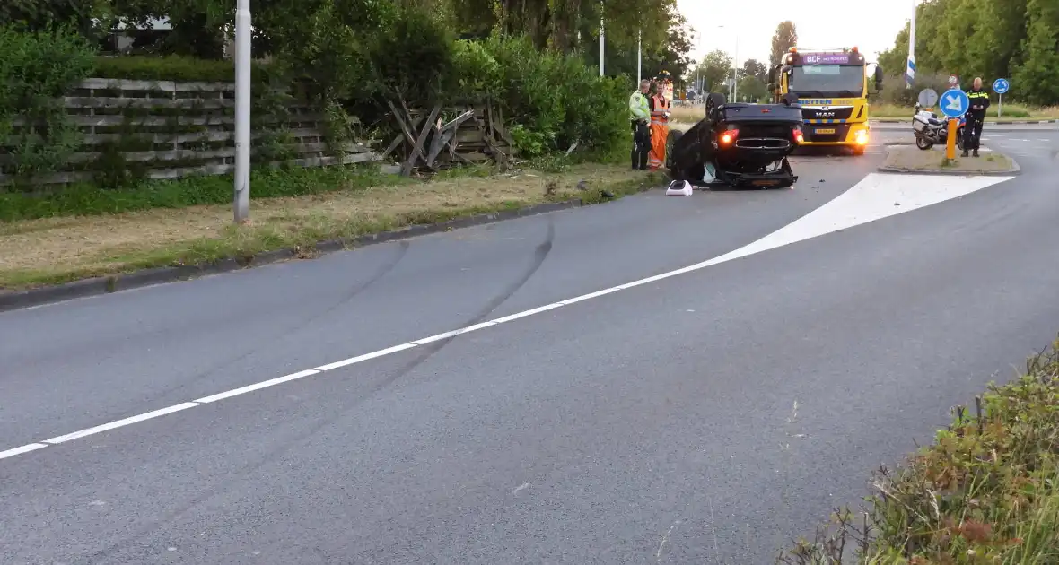 Bestuurder gewond nadat auto op kop belandt bij crash - Foto 1