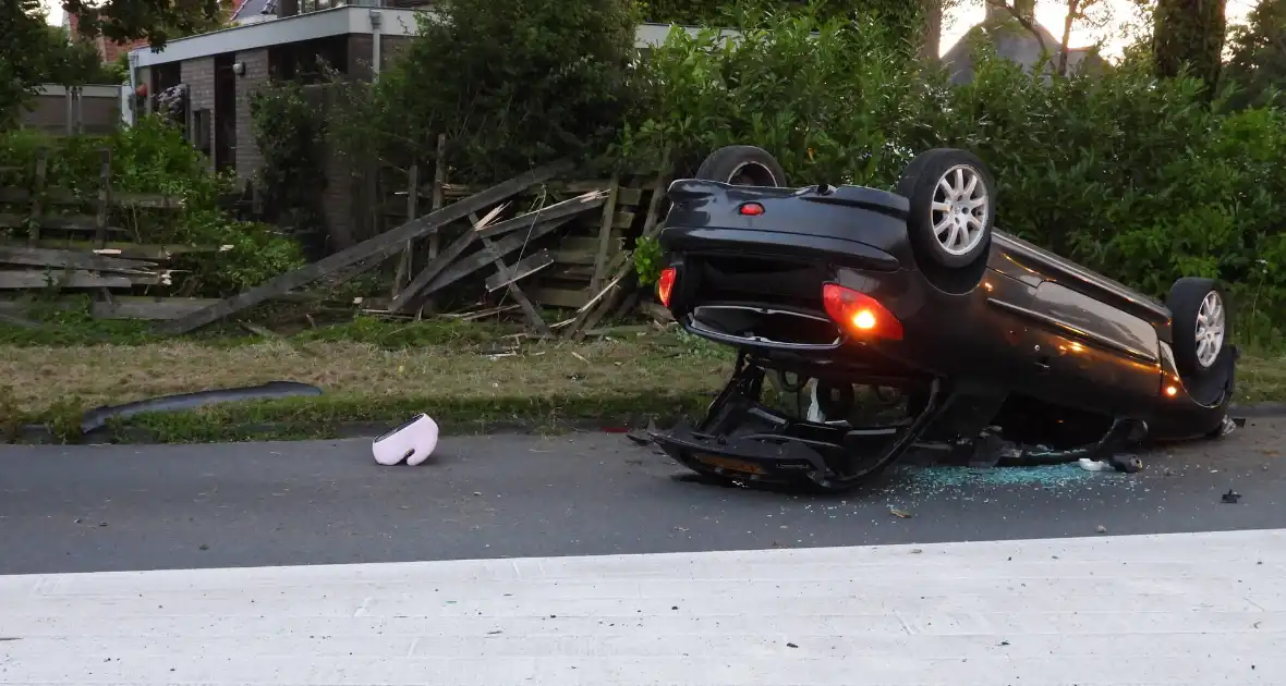 Bestuurder gewond nadat auto op kop belandt bij crash - Foto 2