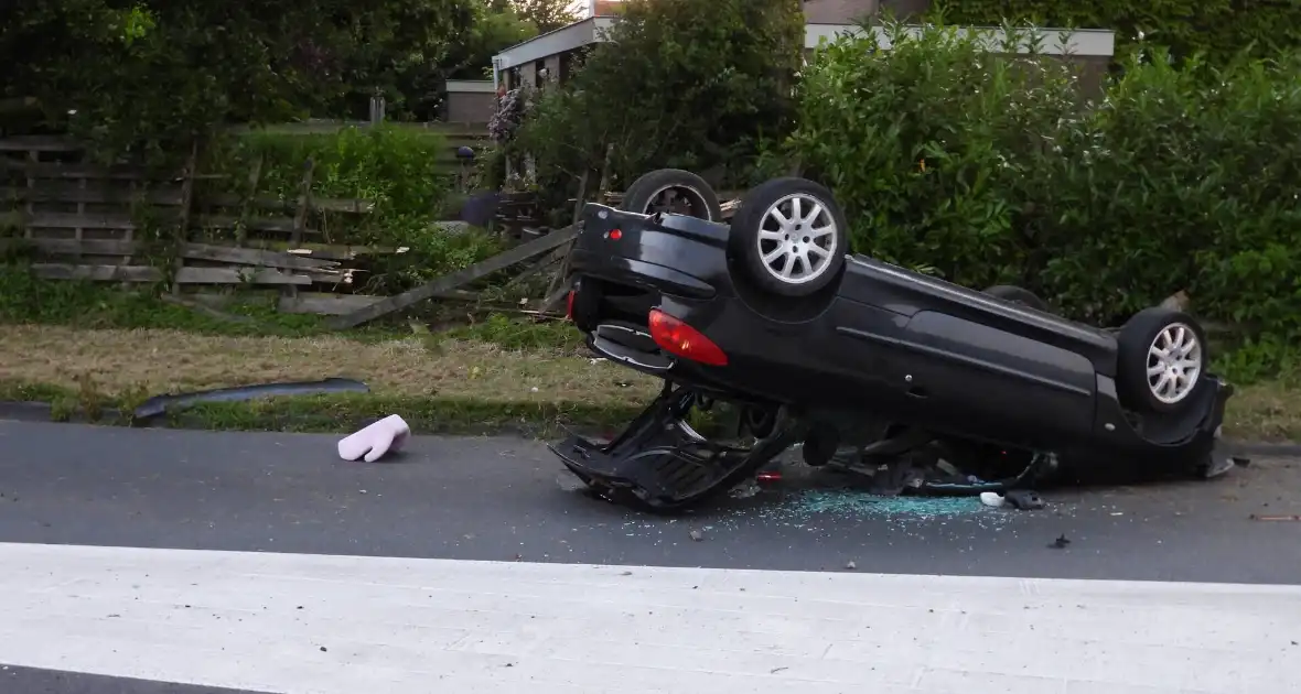 Bestuurder gewond nadat auto op kop belandt bij crash - Foto 3