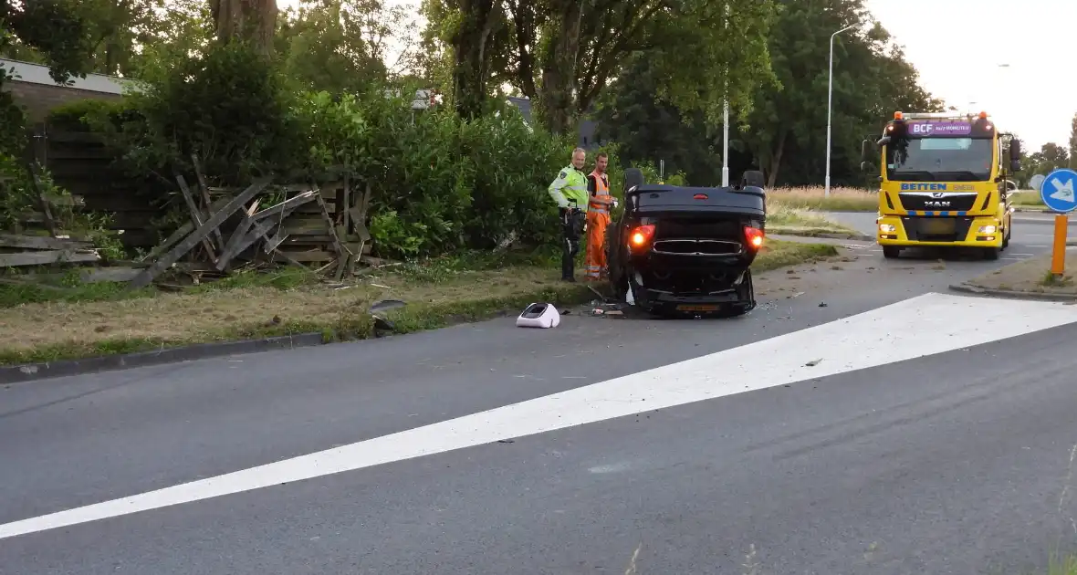 Bestuurder gewond nadat auto op kop belandt bij crash - Foto 4