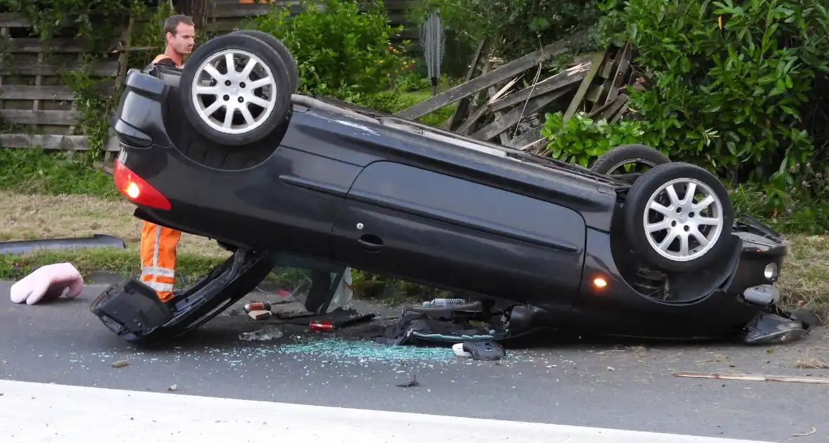 Bestuurder gewond nadat auto op kop belandt bij crash - Foto 5