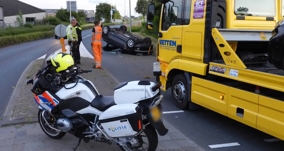 Bestuurder gewond nadat auto op kop belandt bij crash - Foto 6