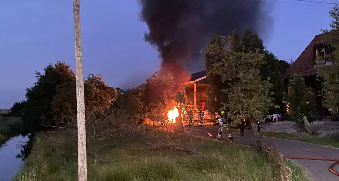 Flinke brand bij grote schuur - Foto 1