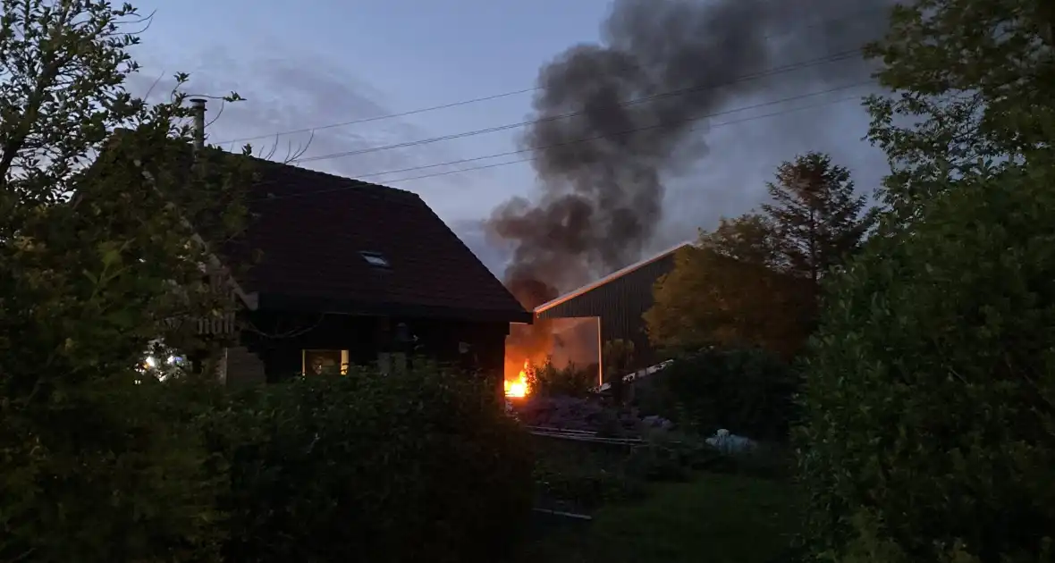 Flinke brand bij grote schuur - Foto 2