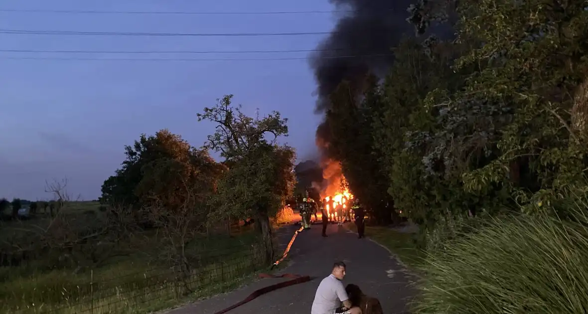 Flinke brand bij grote schuur - Foto 3