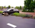 Automobiliste rijdt zwerfkei uit de grond