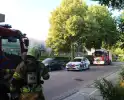 Politie haalt persoon uit brandende woning