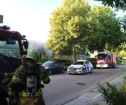 Politie haalt persoon uit brandende woning