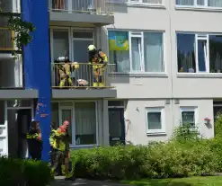 Omwonende merkt afgaande rookmelder op en waarschuwt tijdig de brandweer