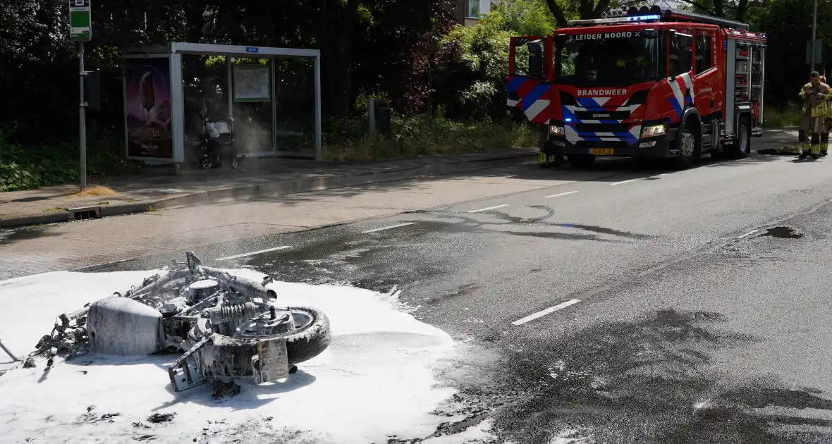 Motor afgebrand na botsing met fietser - Foto 1