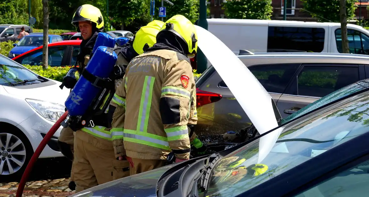 Kortsluiting onder motorkop zorgt voor brand