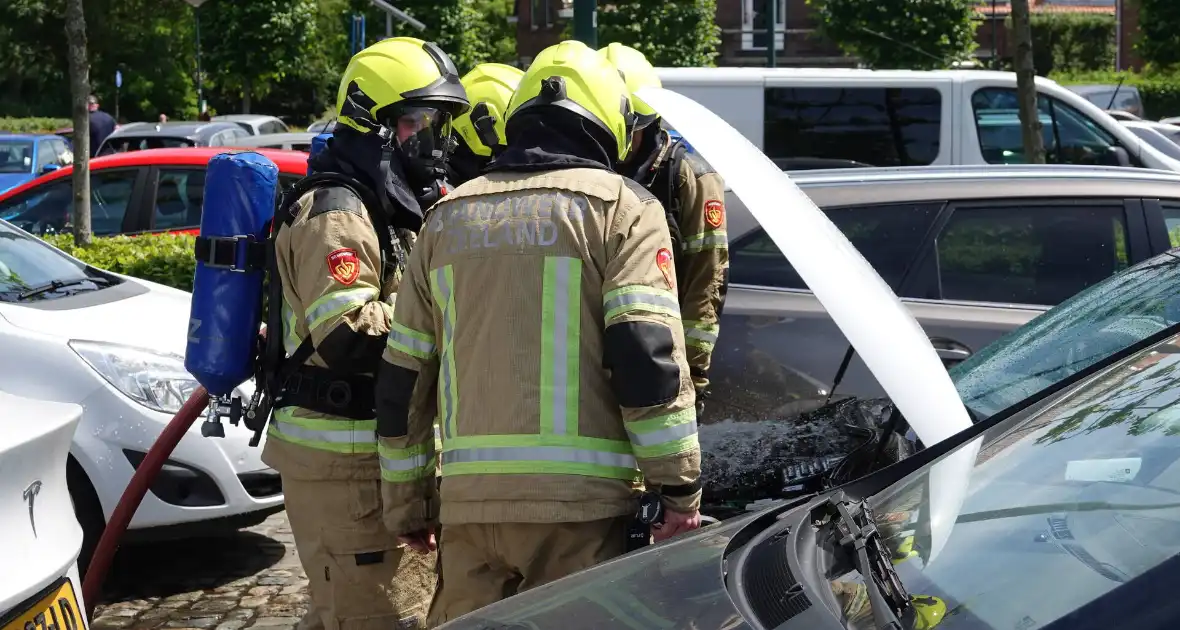 Kortsluiting onder motorkop zorgt voor brand - Foto 5