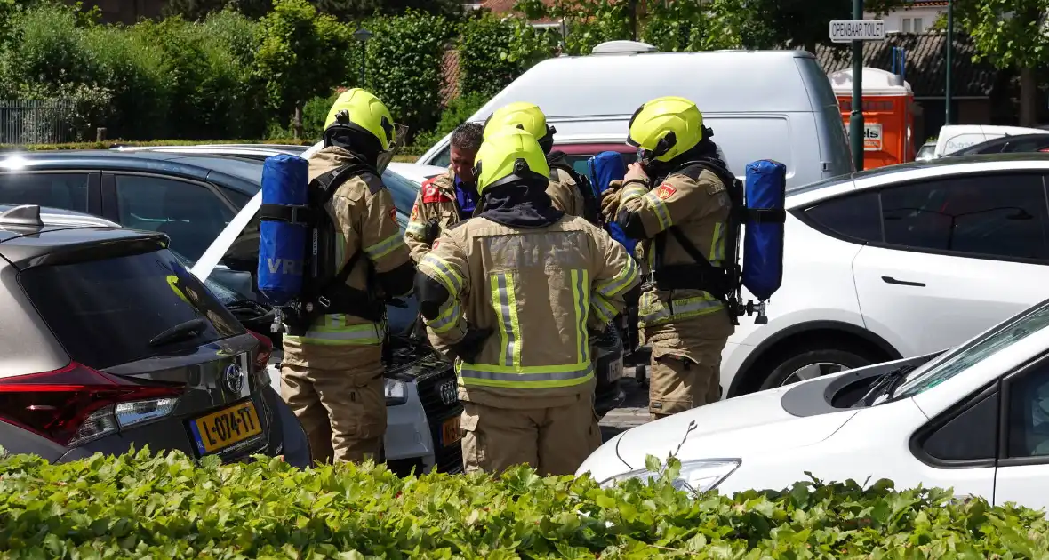 Kortsluiting onder motorkop zorgt voor brand - Foto 8