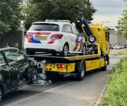 Politieauto zwaar beschadigd door botsing