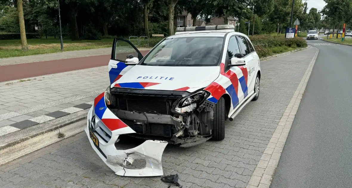 Politieauto zwaar beschadigd door botsing - Foto 1