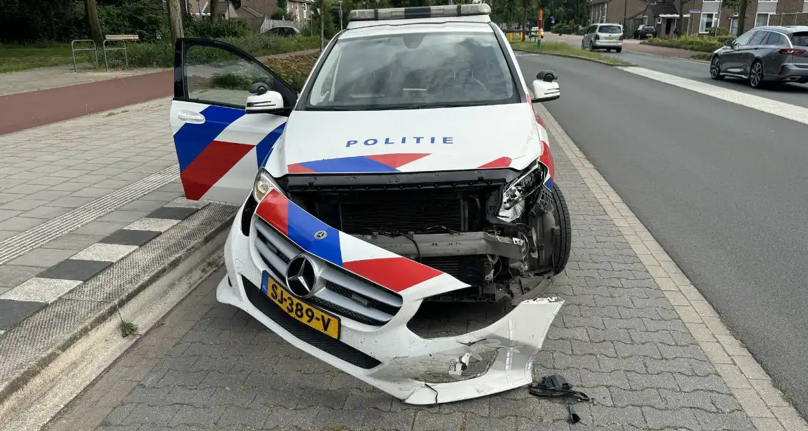 Politieauto zwaar beschadigd door botsing - Foto 5