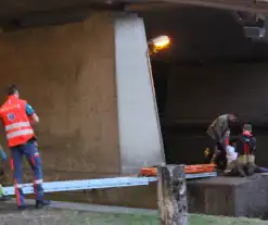 Persoon onwel op peiler van brug, brandweer haalt hem eraf