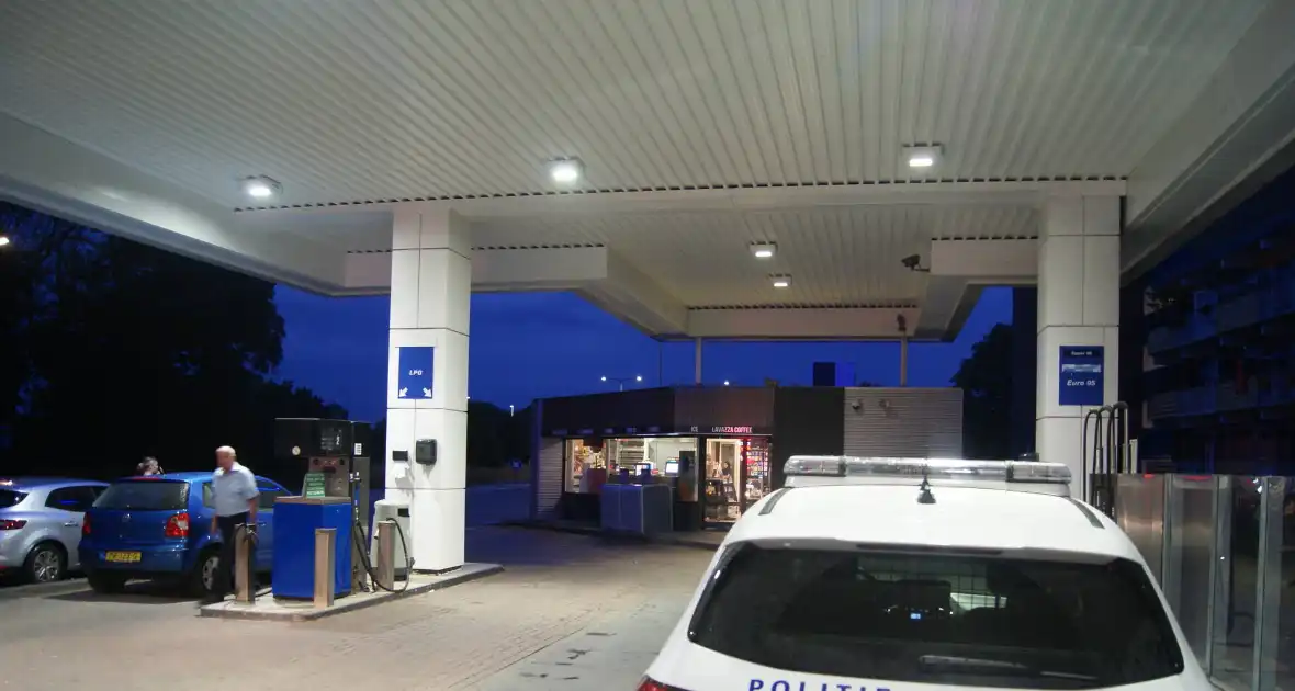Politie zoekt dader(s) na overval op tankstation - Foto 2