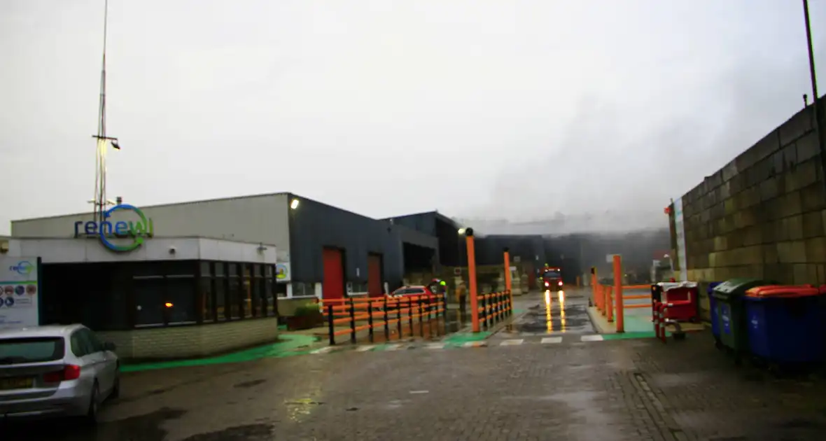 Veel rook- en stankoverlast door brand bij afvalverwerker - Foto 1