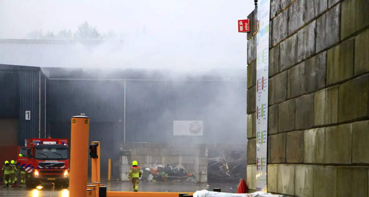 Veel rook- en stankoverlast door brand bij afvalverwerker - Foto 2