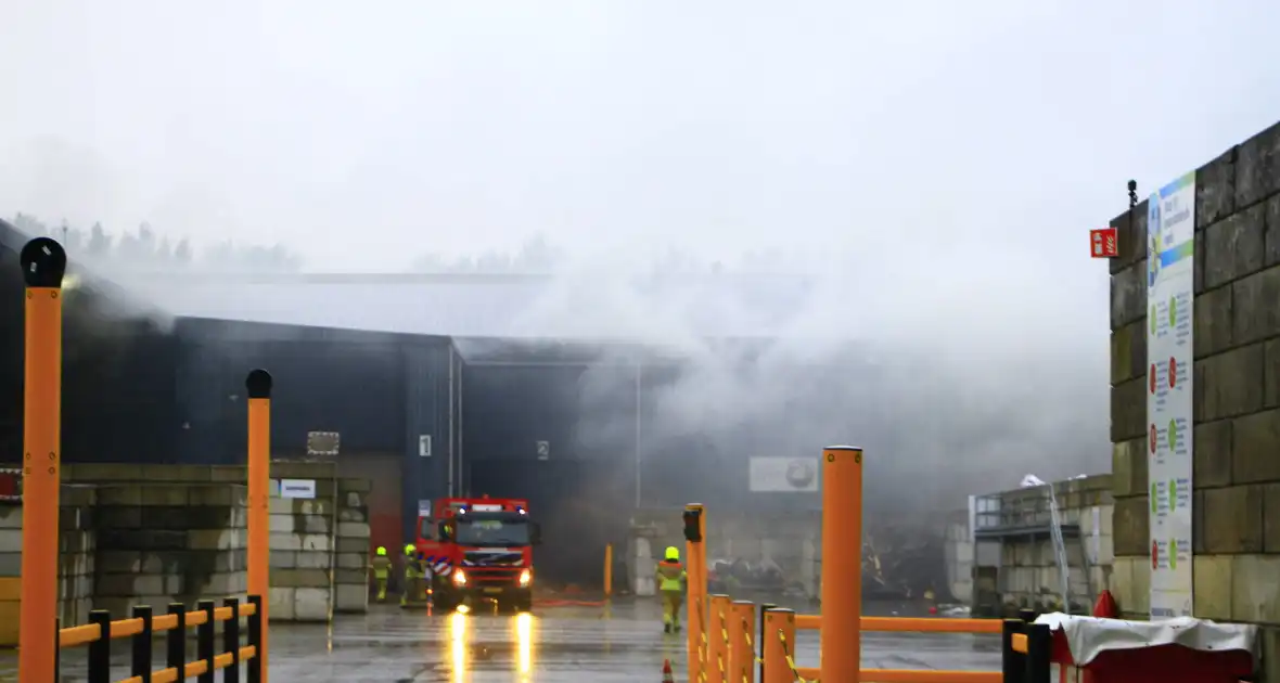 Veel rook- en stankoverlast door brand bij afvalverwerker - Foto 5