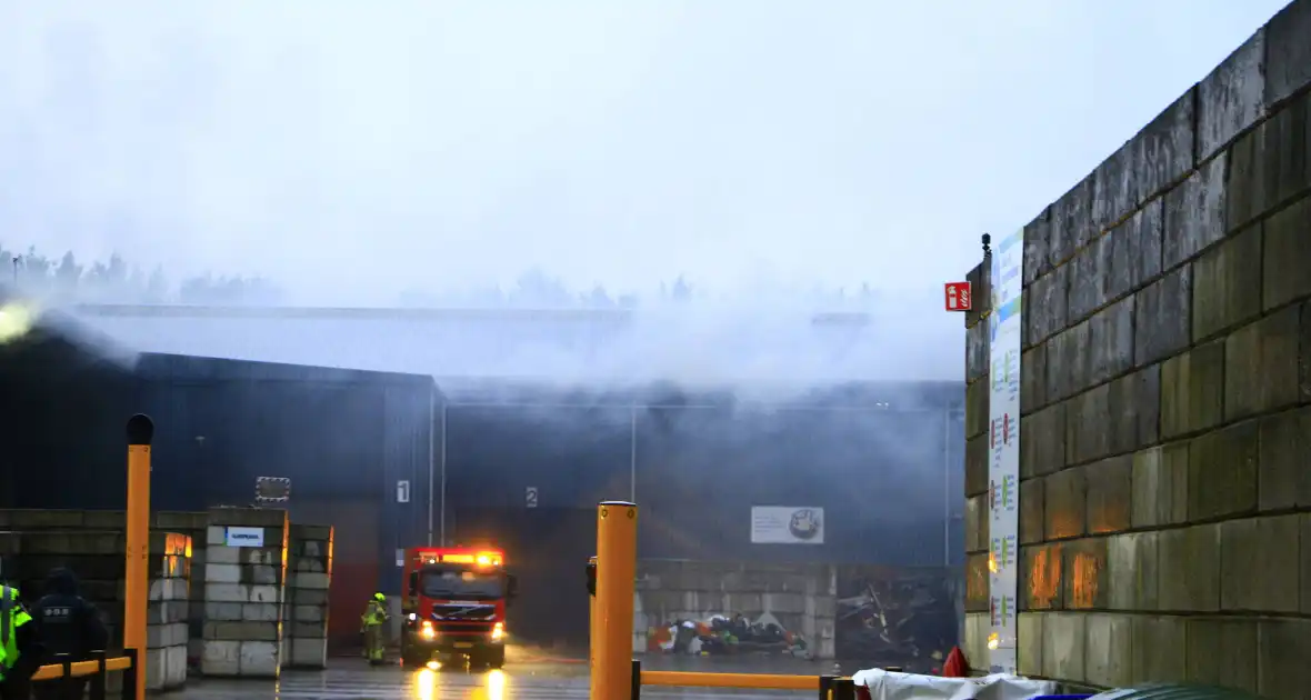Veel rook- en stankoverlast door brand bij afvalverwerker - Foto 7