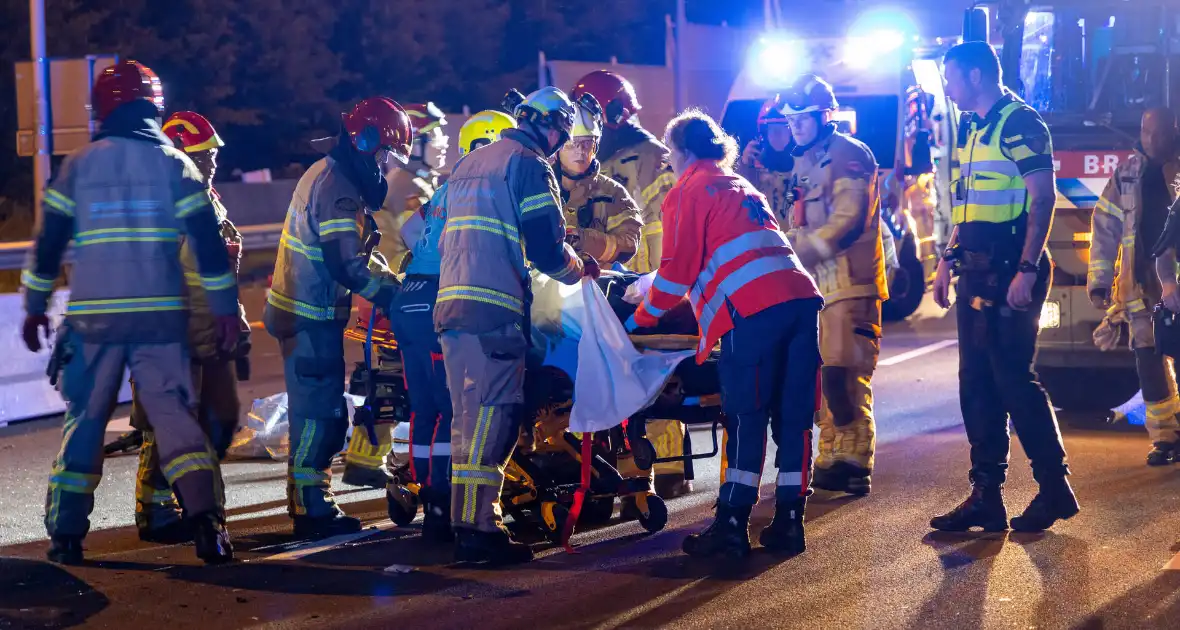 Aanrijding tussen een personenauto en een pijlwagen - Foto 11